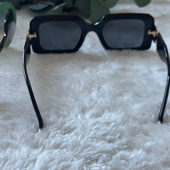 Chic Green and Black Sunglasses by [Brand] - Picture 7 of 10